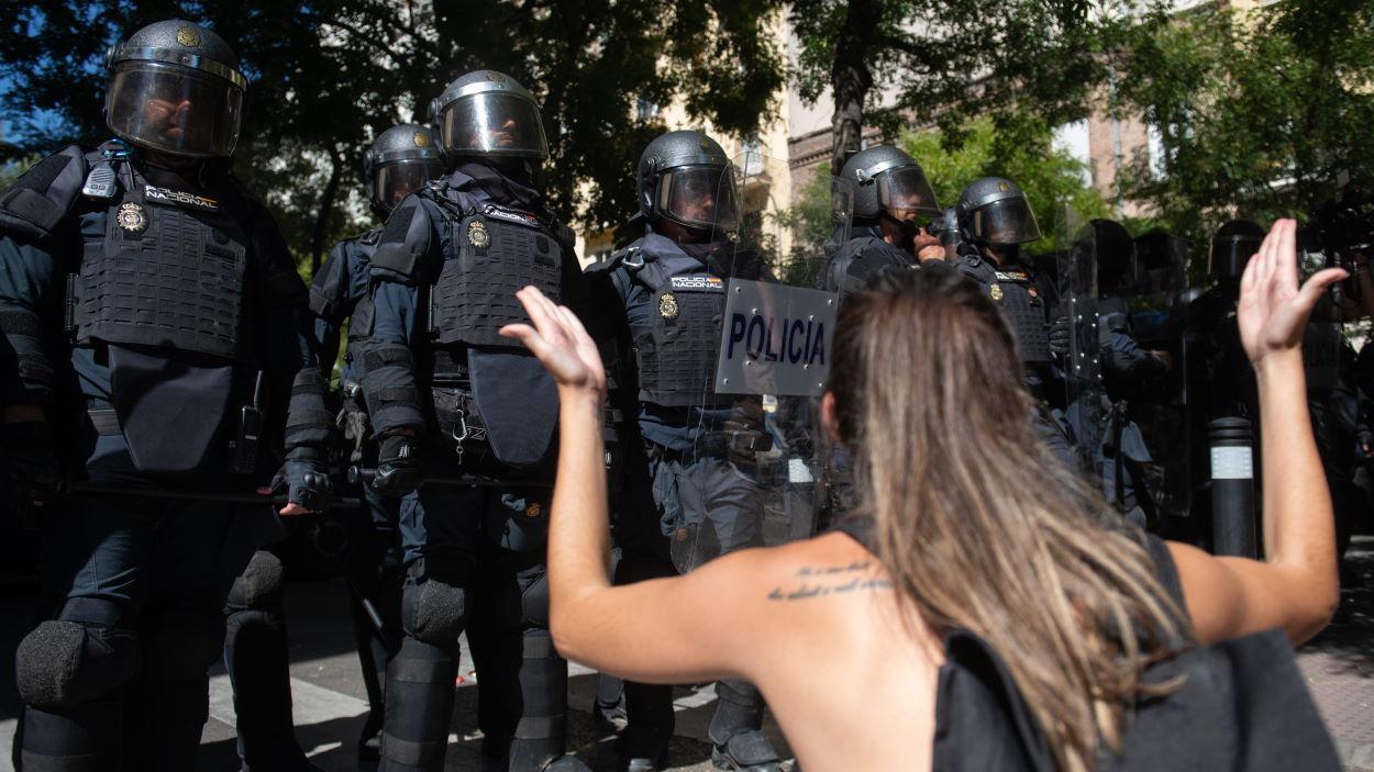 Brutalitat policial en el desnonament de Maricarmen: veïnes arrossegades, cops de porra i fins i tot gas pebre. EP
