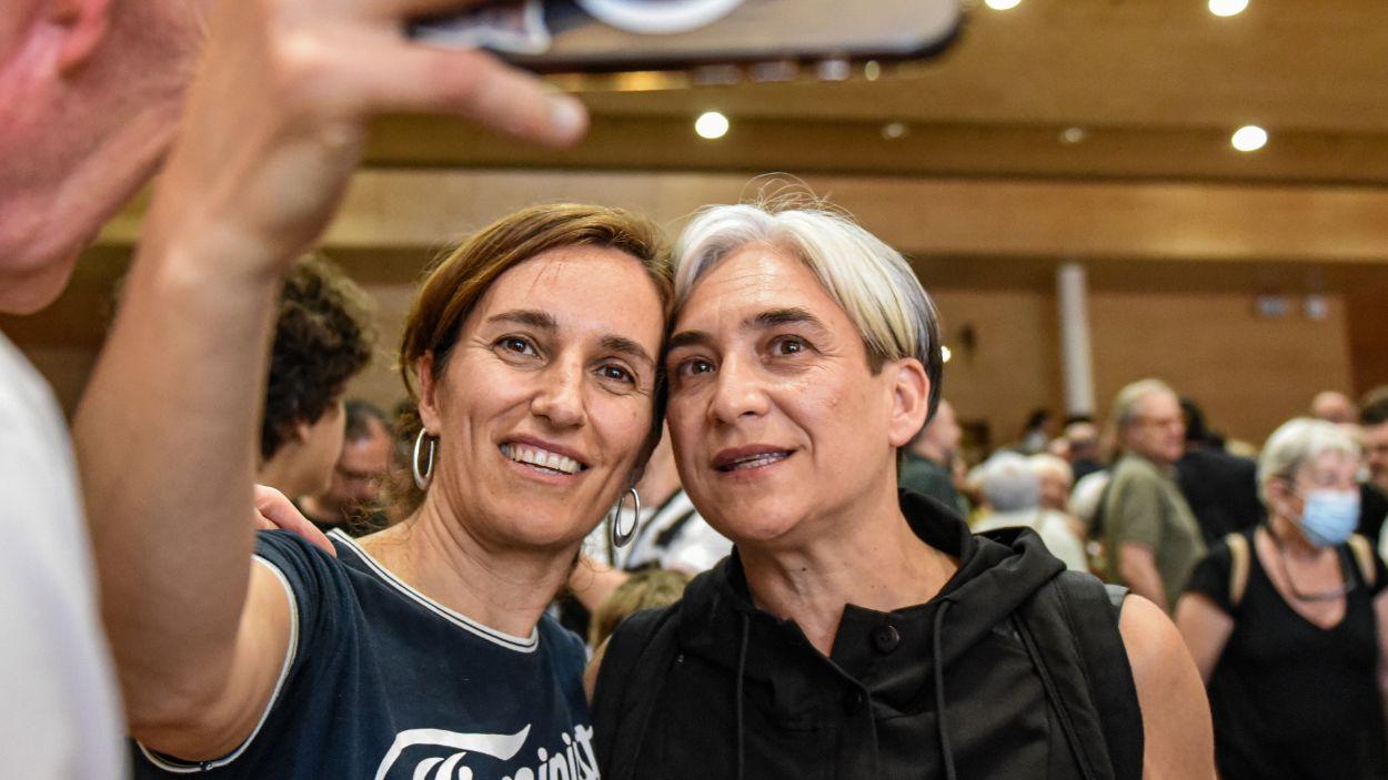 La ministra de Sanitat, Mónica García, i la exalcaldessa de Barcelona Ada Colau. EP