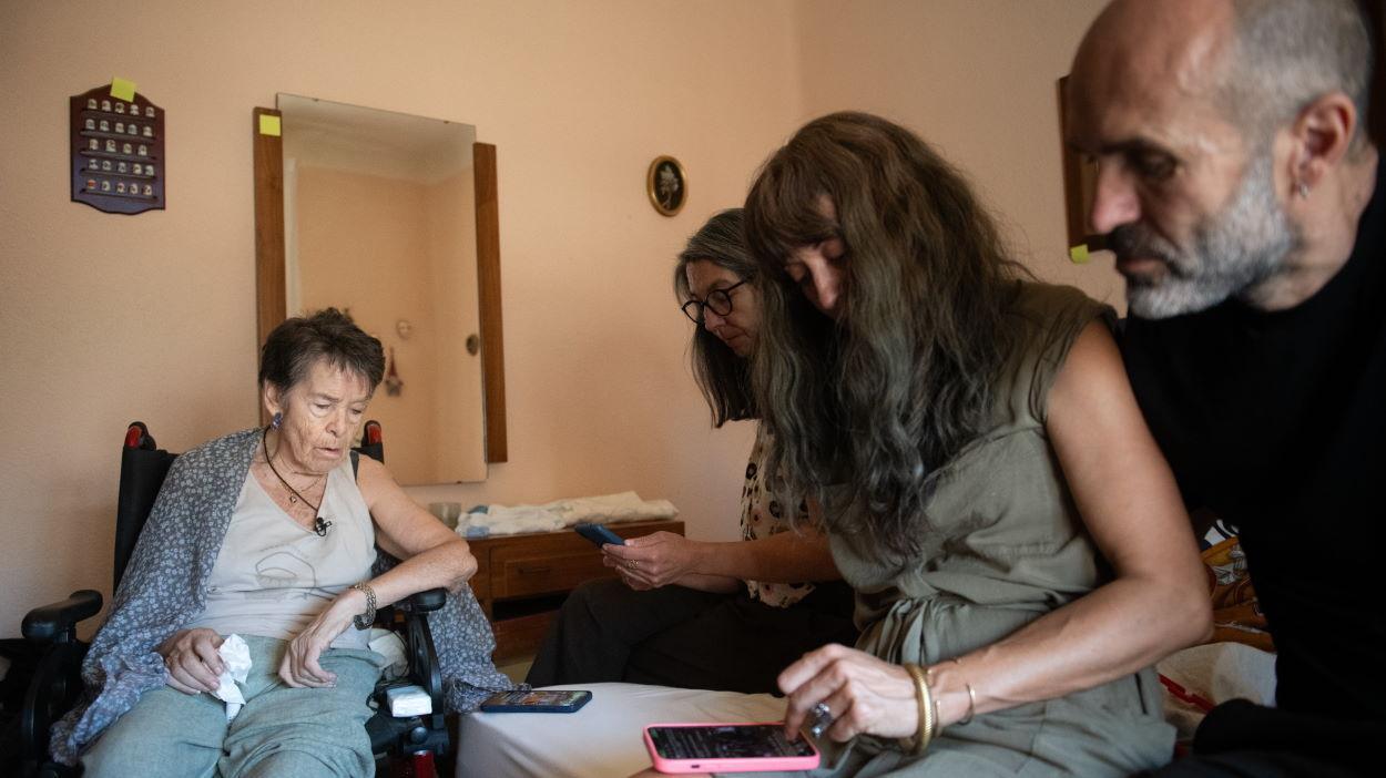Imatge de Maricarmen amb els seus familiars, minuts abans de ser desnonada. Fernando Sánchez/EP