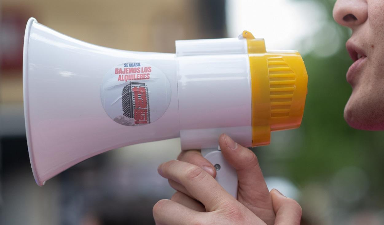 Una persona sosté un megàfon durant una manifestació contra el preu de l’habitatge. EP