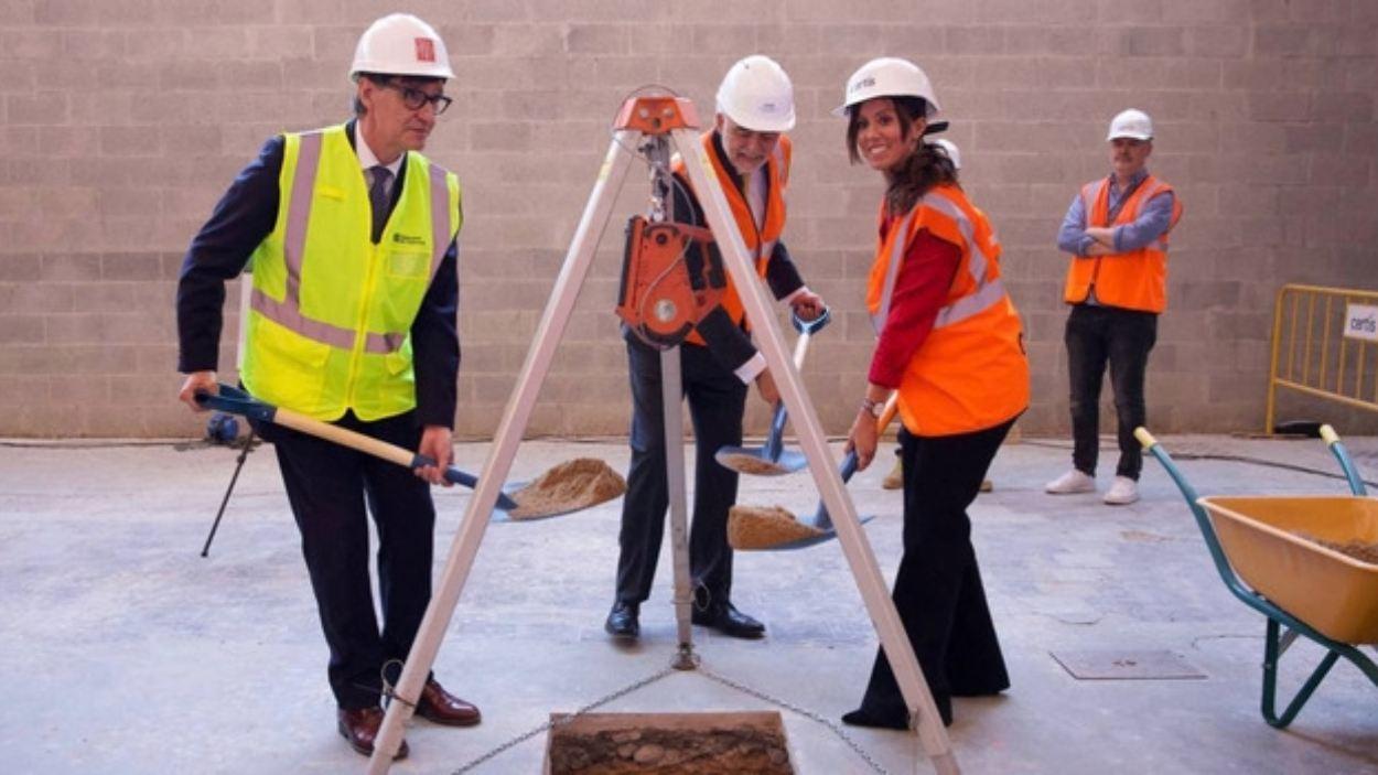 El president de la Generalitat, Salvador Illa; l’alcaldessa de Sabadell, Marta Farrés, i el rector de la UAB, Javier Lafuente, han donat inici a la rehabilitació de l’històric edifici. Ajuntament de Sabadell