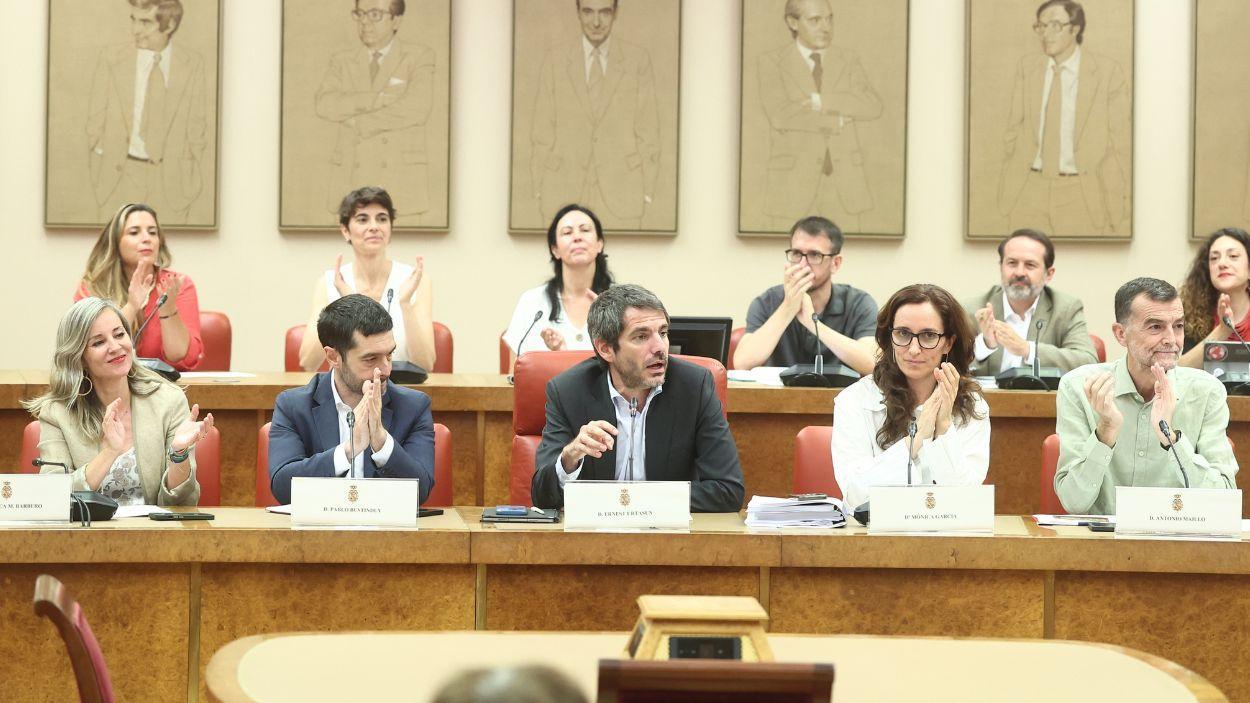 Membres de Sumar al Congrés dels Diputats. D’esquerra a dreta: la coordinadora de Movimiento Sumar, Verónica Martínez; el ministre de Drets Socials, Pablo Bustinduy; el ministre de Cultura, Ernest Urtasun; la ministra de Sanitat, Mónica García, i el coordinador federal d’Esquerra Unida, Antonio Maíllo. Arxiu EP