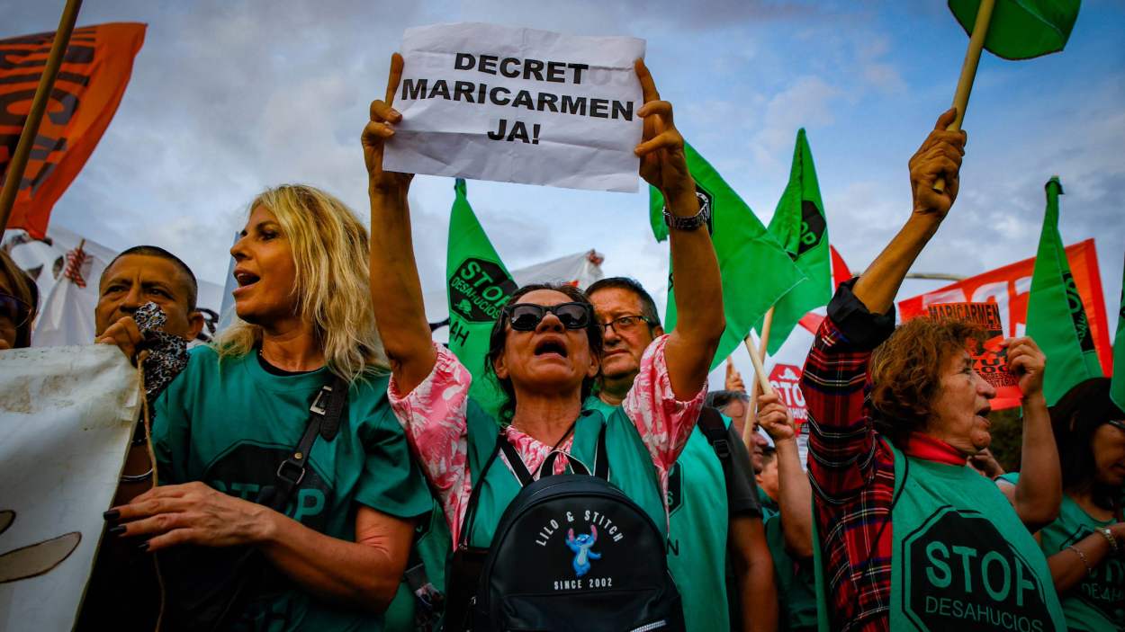 Un grupo de personas durante una manifestación del Sindicat de Llogateres frente al Palau de Congressos de Catalunya (Barcelona), el 28 de septiembre de 2026. Kike Rincón / EP.