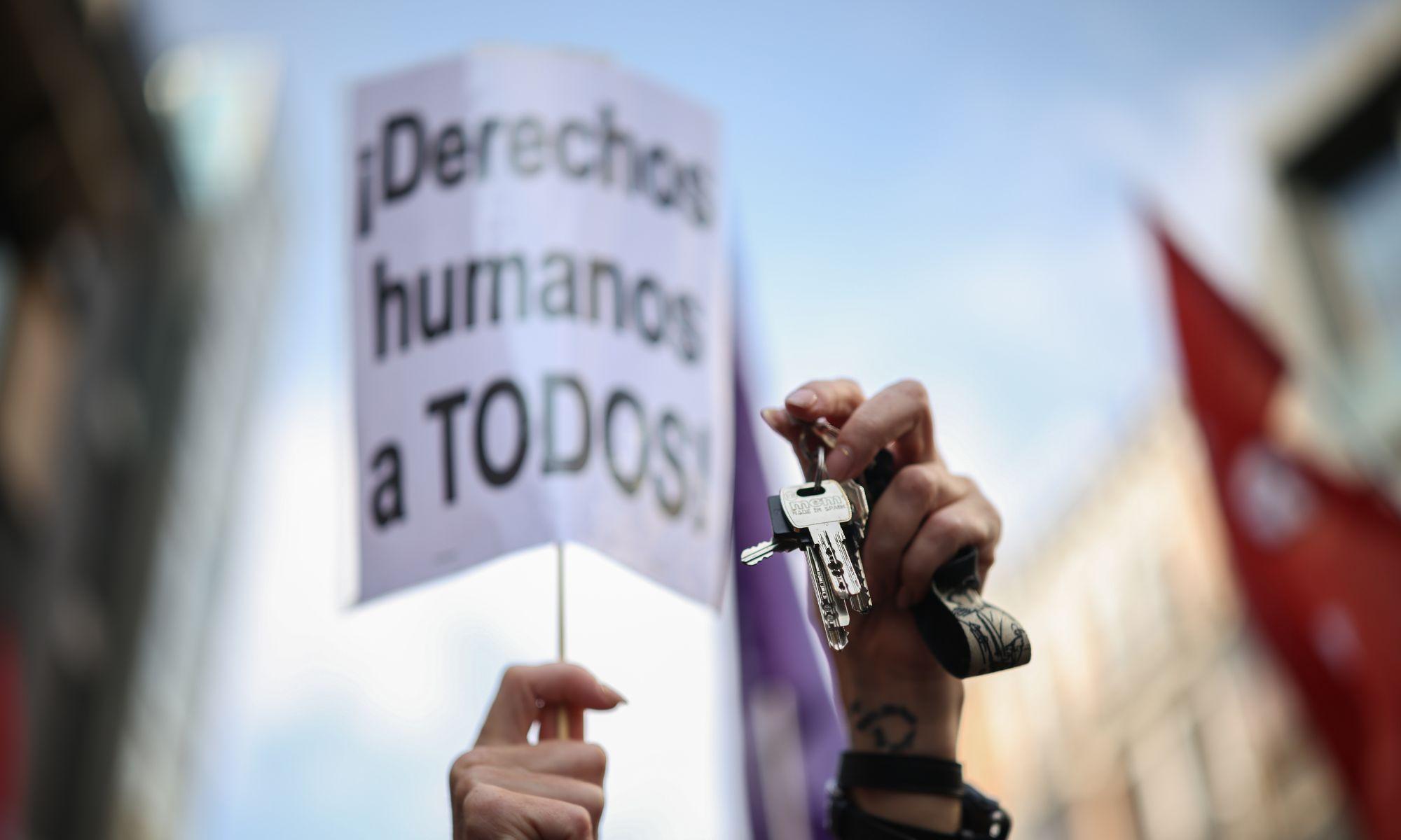 Desenes de persones protesten davant del Congrés dels Diputats. EP