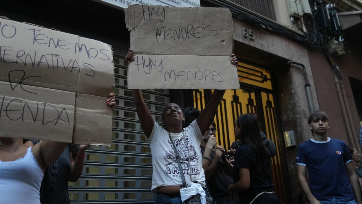 Un grup de persones durant una concentració per intentar parar el desnonament de 32 veins al districte de Sant Andreu (Barcelona), a 7 d'octubre de 2026. David Zorrakino / EP