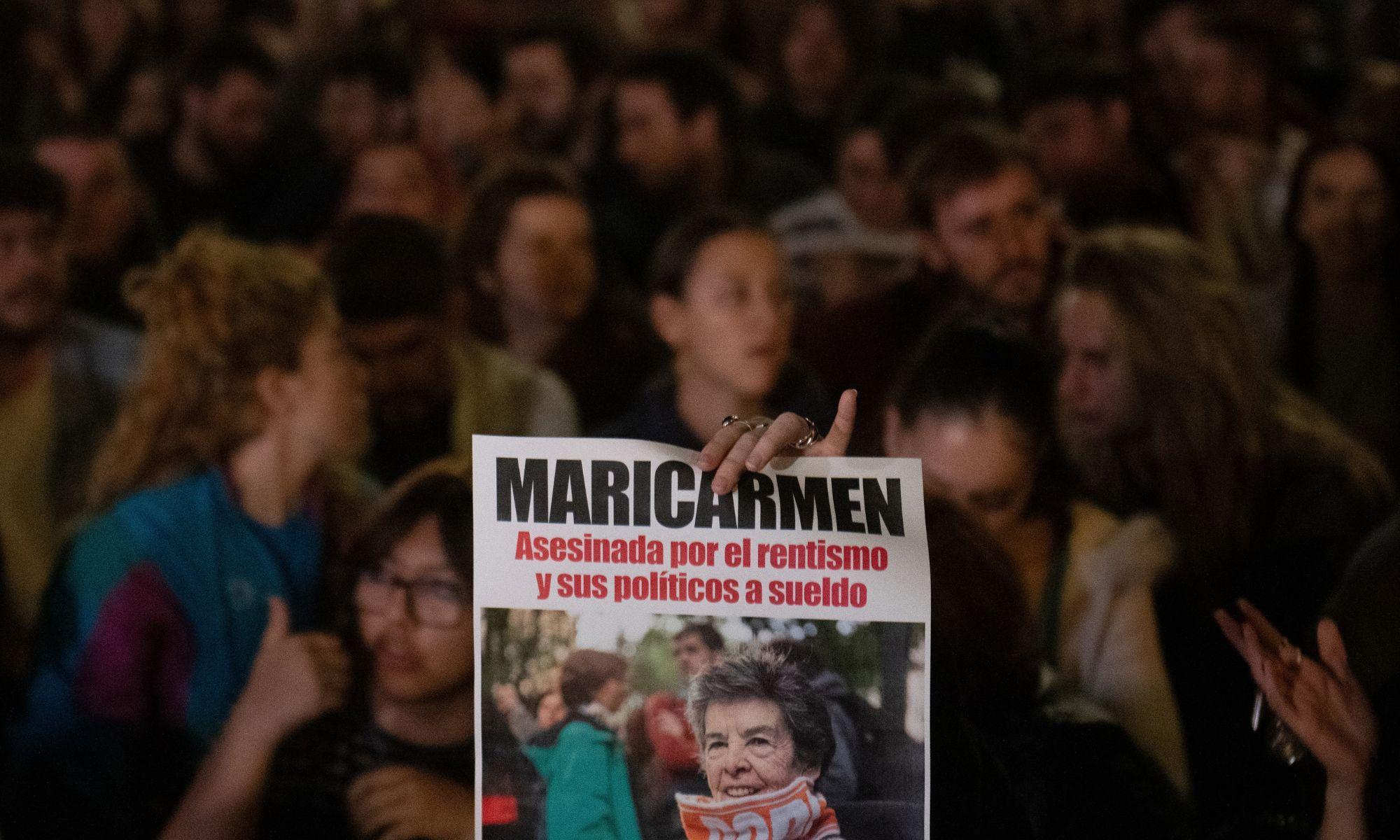 Manifestants protesten davant del Congrés dels Diputats després de la mort de Maricarmen, a 7 d'octubre de 2026. EP