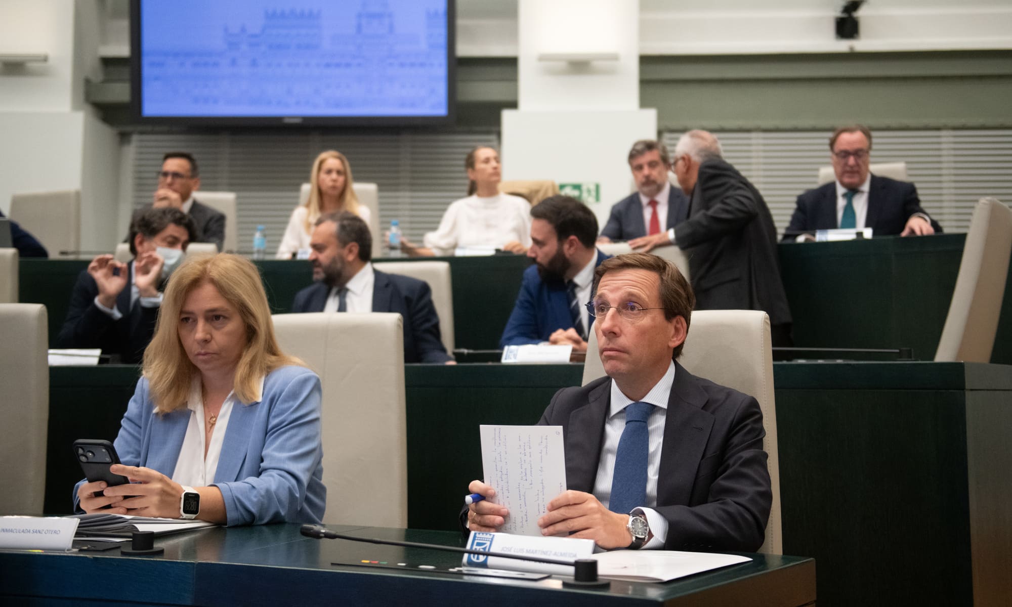 La vicealcaldessa i regidora de Seguretat i Emergències de l’Ajuntament de Madrid, Inmaculada Sanz, i l’alcalde de Madrid, José Luis Martínez-Almeida, durant un Ple extraordinari al Palau de Cibeles. Fernando Sánchez / EP