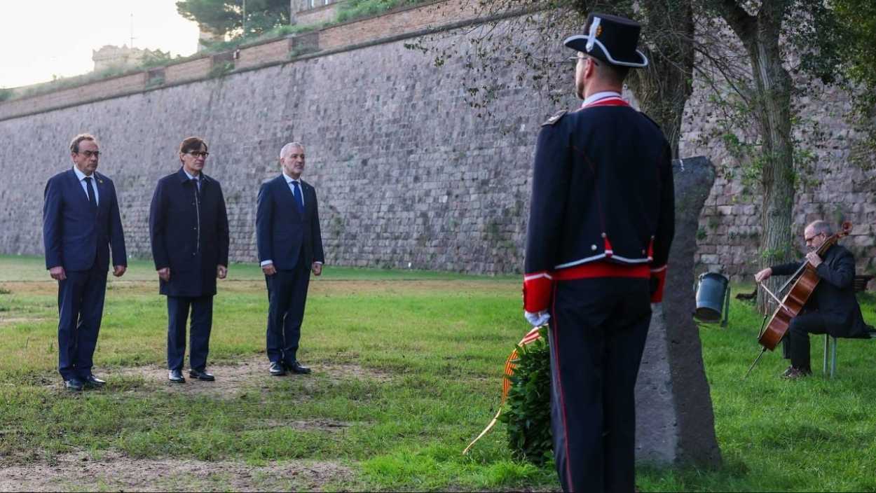 El president de la Generalitat de Catalunya, Salvador Illa, durant l'ofrena davant del monòlit en record al president Companys, al Castell de Montjuïc. Fotografia: Rubén Moreno