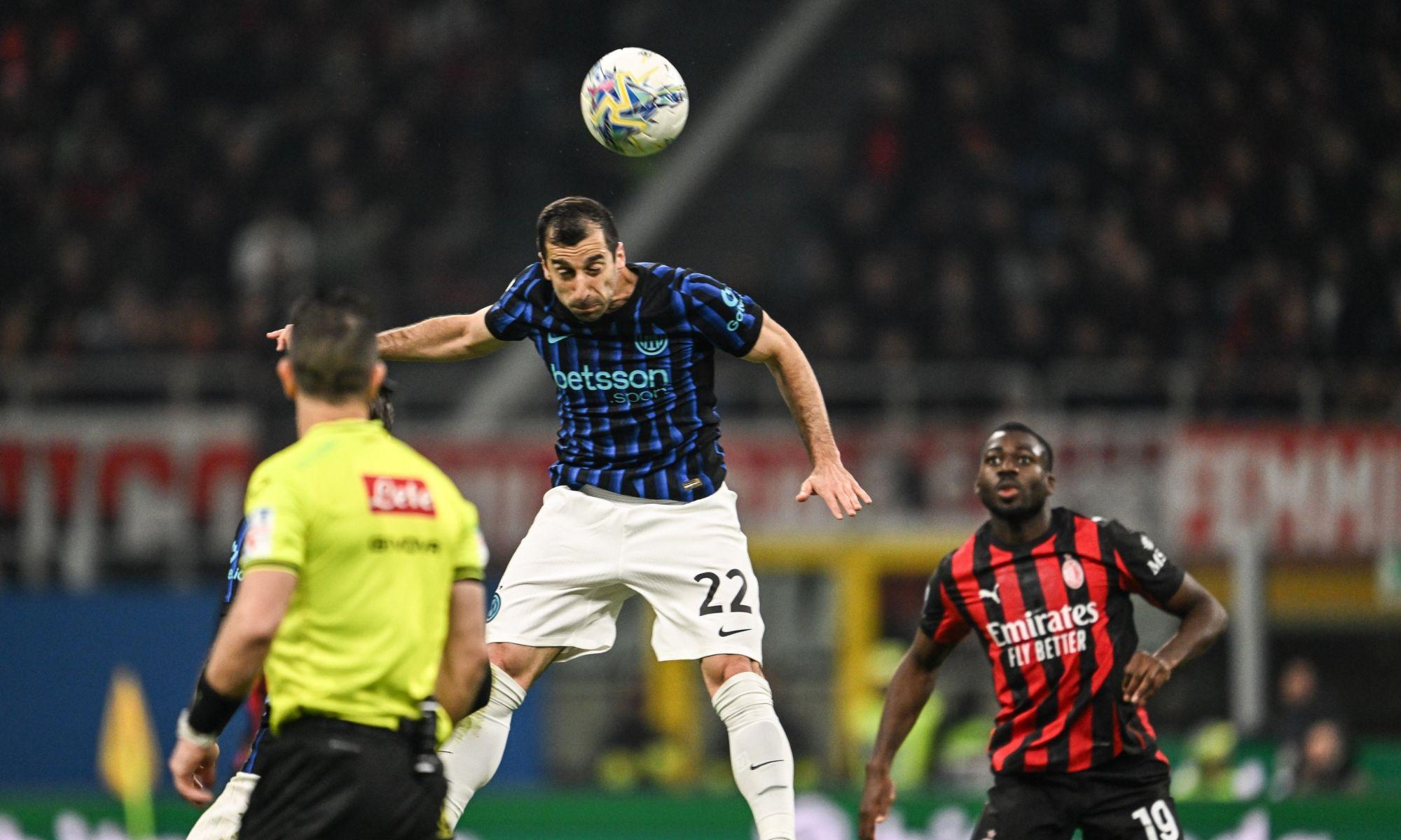 Henrikh Mkhitaryan, de l’Inter de Milà, remata de cap la pilota durant el partit de la Sèrie A italiana entre l’AC Milan i l’Inter de Milà a l’estadi de San Siro. EP