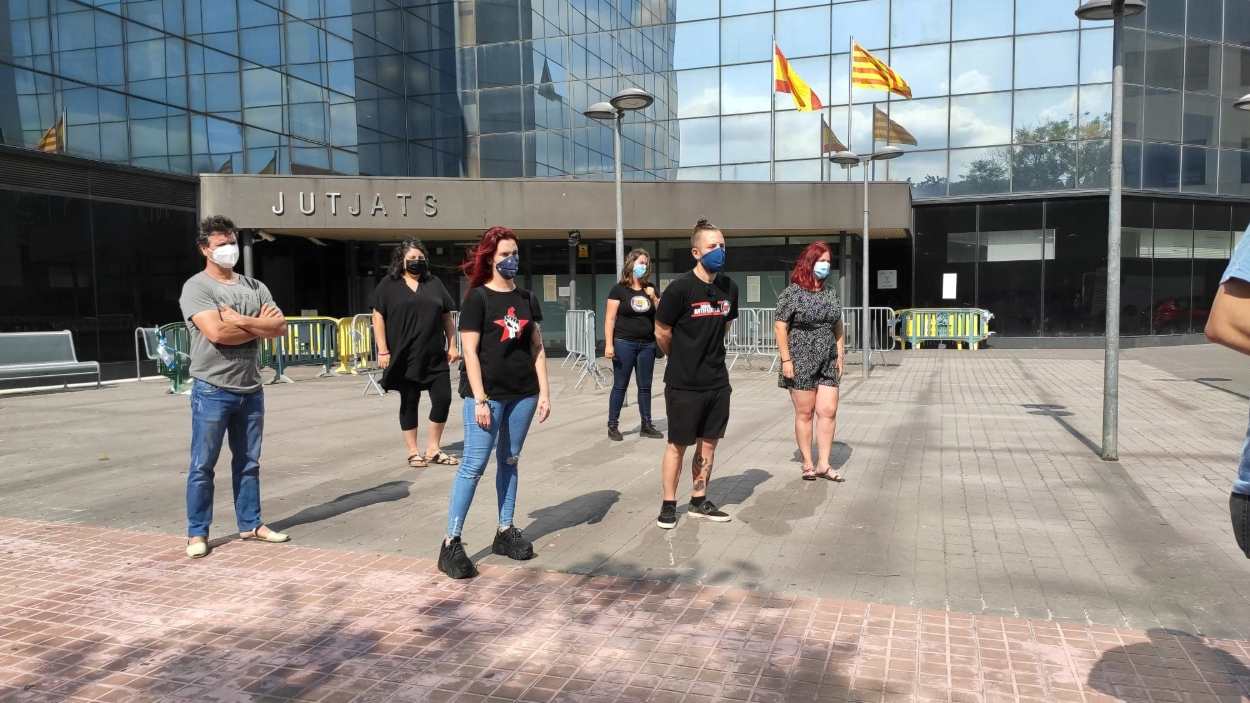  Sis membres dels CDR que seran citats a l’Audiència Nacional per la causa per presumptes delictes de terrorisme en l’operació Judes, davant dels jutjats de Sabadell (Barcelona), el 22 de juny de 2020. Foto d’arxiu / EUROPA PRESS