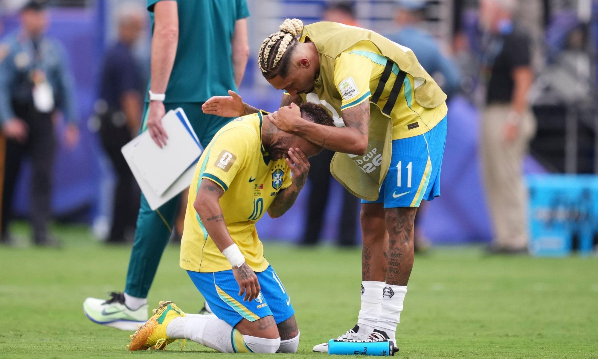 Raphinha consola Neymar Jr. durant el partit de vuitens de final de la Copa del Món de la FIFA 2026 entre el Brasil i Noruega. EP