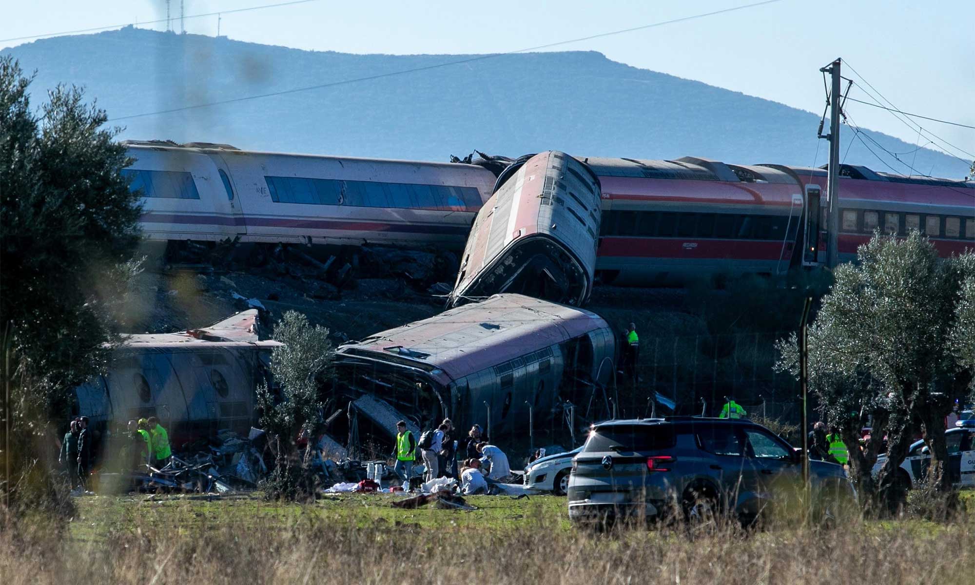 Més de 60 morts en un greu accident ferroviari entre dos trens d'alta velocitat a Urda (Toledo)