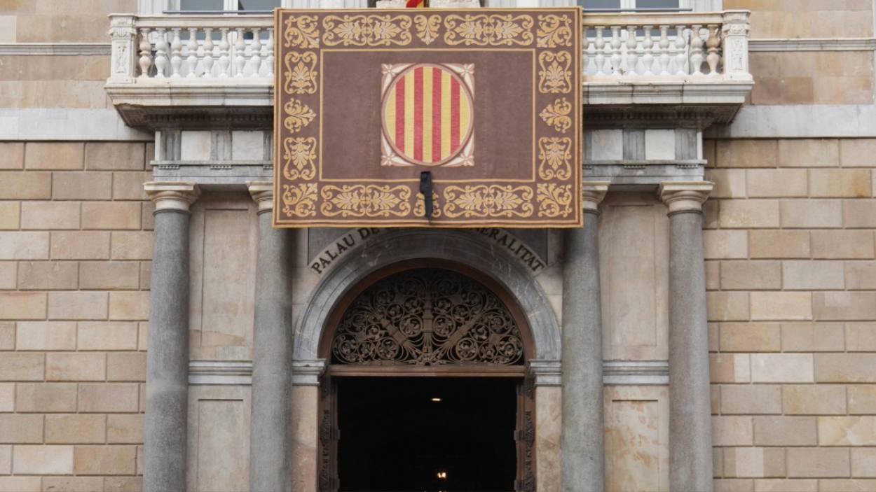 Palau de la Generalitat durant un minut de silenci, el 21 de gener de 2026. David Zorrakino / EP